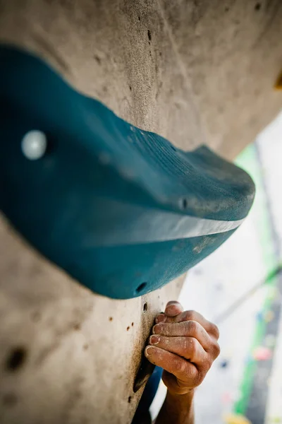 Primer Plano Una Mano Masculina Untada Con Polvo Magnesio Agarrando — Foto de Stock