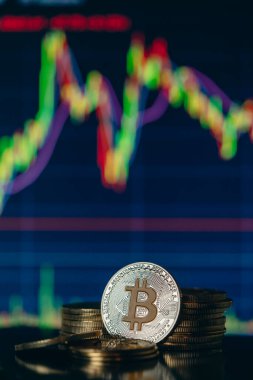 Altın Bitcoins kripto para yığını veya yığın mum çubuğu grafik şeması ve dijital arkaplan.