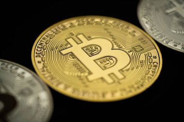 Altın Bitcoin dijital kripto para biriminin yakın plan görüntüsü.