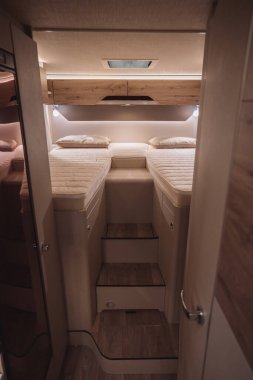 Yeni lüks bir karavanın içindeki yatağın görüntüsü..