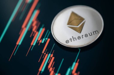 Mum çubuğu grafik grafiği ve dijital arkaplanı olan gümüş Ethereum kripto para birimi.