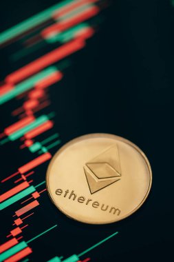 Altın Ethereum kripto para ile mum çubuğu grafik şeması ve dijital arkaplan.