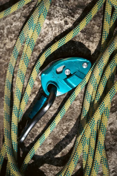 Close Shot Rock Climbing Assisted Belaying Device Green Rope — Stock Photo, Image