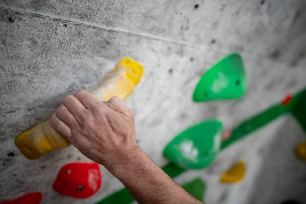 Primer Plano Hombre Manos Untadas Con Polvo Magnesio Agarrando Una — Foto de Stock