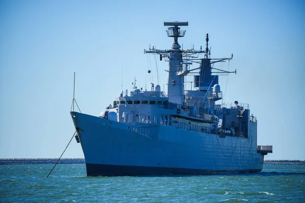 Серый Современный Военный Корабль Плывущий Тихой Воде — стоковое фото