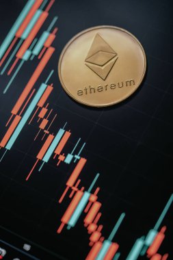 Altın Ethereum kripto para ile mum çubuğu grafik şeması ve dijital arkaplan.