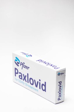Bükreş, Romanya - 1 Şubat 2022: Pfizer tarafından geliştirilen oral antiviral ilaç hapı Paxlovid 'in illüstrasyon konsepti. Corona virüsü Covid-19 tedavisi.