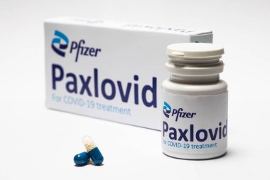Bükreş, Romanya - 1 Şubat 2022: Pfizer tarafından geliştirilen oral antiviral ilaç hapı Paxlovid 'in illüstrasyon konsepti. Corona virüsü Covid-19 tedavisi.