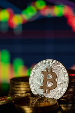 Altın Bitcoin yığınını ya da yığınını mum çubuğu grafik grafiği ve dijital arkaplan içeren kripto para birimini.