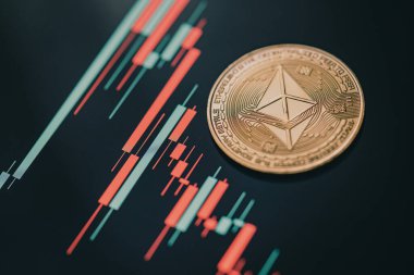 Altın Ethereum kripto para ile mum çubuğu grafik şeması ve dijital arkaplan.
