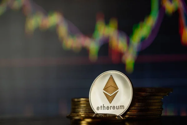 Pila Montón Oro Criptomoneda Ethereum Con Gráfico Vela Palo Gráfico — Foto de Stock