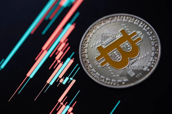 Silber Bitcoin Kryptowährung Mit Candle Stick Diagramm Und Digitalem Hintergrund — Stockfoto