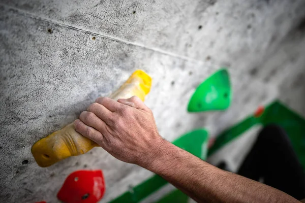 Primer Plano Una Mano Masculina Untada Con Polvo Magnesio Agarrando — Foto de Stock