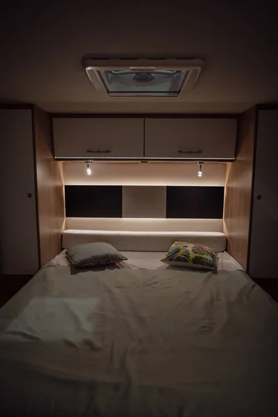 Изображение Кровати Внутри Нового Роскошного Фургона Camper Лицензионные Стоковые Изображения