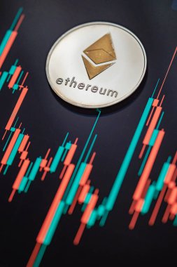 Mum çubuğu grafik grafiği ve dijital arkaplanı olan gümüş Ethereum kripto para birimi.