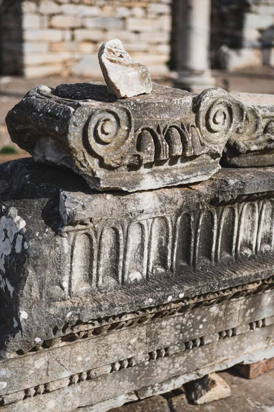 Bir Amfitiyatroda Eski Bir Köşe Yazısı Kırılmış — Stok fotoğraf