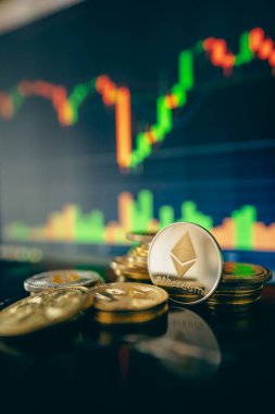 Mum çubuğu grafik çizelgesi ve dijital arkaplanı olan gümüş Ethereum kripto para birimini yığın veya yığın.