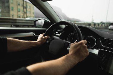 Erkek eli arabanın direksiyonuna yakın çekim..