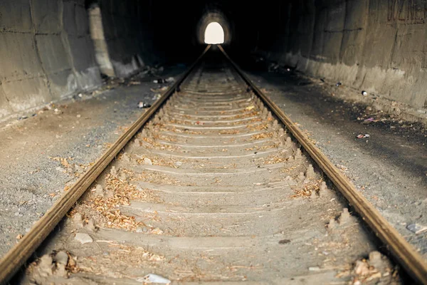 Farbbild Einer Eisenbahn Beim Einfahren Einen Tunnel — Stockfoto