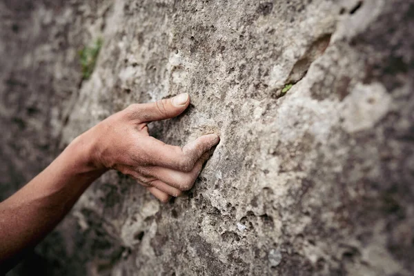 Close Tiro Adulto Masculino Handholding Uma Rocha Ilustração Para Escalada — Fotografia de Stock