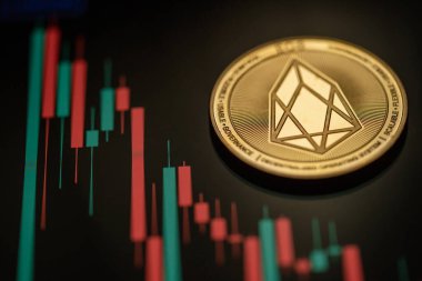 Altın EOS kripto para birimi mum çubuğu grafik şeması ve dijital arkaplan.