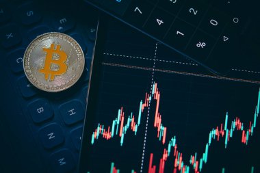 Mum çubuğu grafiği, dizüstü bilgisayarı klavyesi ve dijital arkaplanı olan gümüş Bitcoin kripto para.