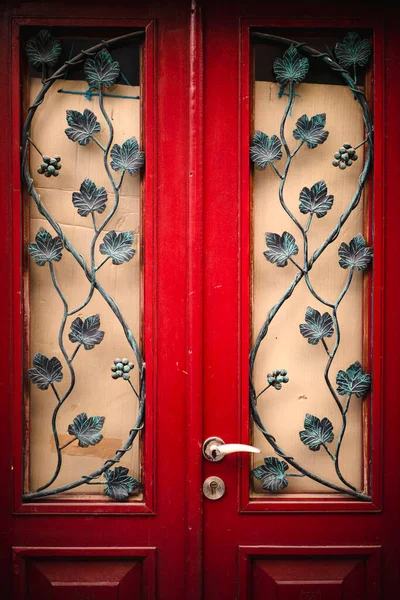 Fachada Clásica Con Puerta Madera Vintage Roja Estilo Clásico Hierro —  Fotos de Stock