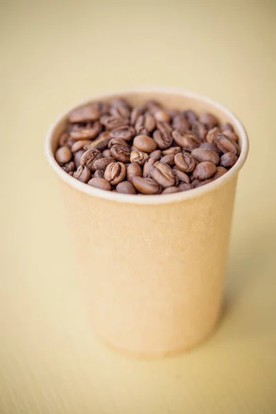 Detailní Záběr Čerstvě Pražených Kávových Zrn Šálku — Stock fotografie