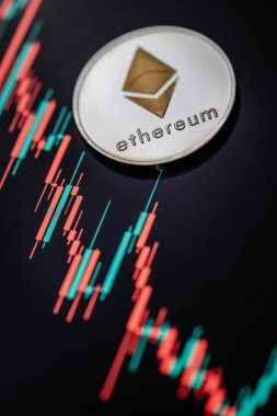Mum çubuğu grafik grafiği ve dijital arkaplanı olan gümüş Ethereum kripto para birimi.