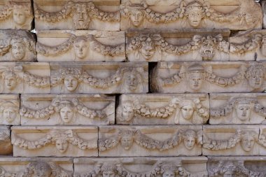 Tiberius 'un porticosunda, Afrodizyak, Aydın, Türkiye' deki çeşitli tanrıları, tanrıçaları ve portre başlarını tasvir eden Friezler