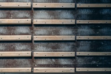 Tırmanış salonundaki parmak panosunun yakın çekimi..