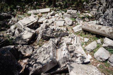 Bir amfitiyatroda eski bir köşe yazısı kırılmış..