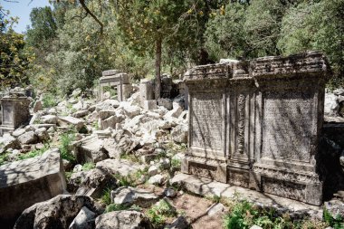 Bir amfitiyatroda eski bir köşe yazısı kırılmış..