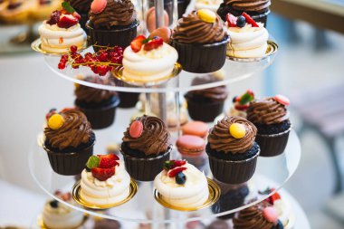 Enfes düğün resepsiyonu tatlı masası çeşitli tatlılar, kekler, meyveler ve turtalar. 