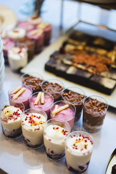 Delicious Wedding Reception Candy Bar Dessert Table Various Sweets Cupcakes — Stock Photo, Image