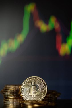 Altın Bitcoins kripto para yığını veya yığın mum çubuğu grafik şeması ve dijital arkaplan.