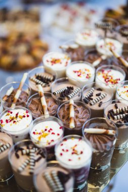 Enfes düğün resepsiyonu tatlı masası çeşitli tatlılar, kekler, meyveler ve turtalar. 