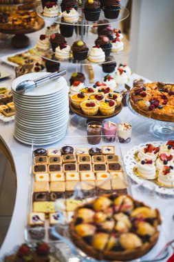 Enfes düğün resepsiyonu tatlı masası çeşitli tatlılar, kekler, meyveler ve turtalar. 