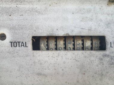 Eski bir benzin pompasının sayım makinesinin yakın çekim görüntüsü..