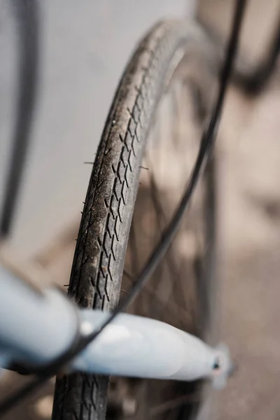 Feche Tiro Com Pneu Uma Roda Bicicleta — Fotografia de Stock