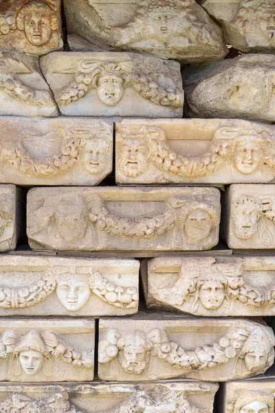 土耳其艾丁市Aphrodisias市Tiberius门廊上描绘各种神像 女神和肖像头像的弗里斯兰人 — 图库照片