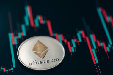 Mum çubuğu grafik grafiği ve dijital arkaplanı olan gümüş Ethereum kripto para birimi.
