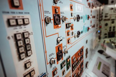 Birçok düğmesi olan bir kontrol panelinin resmi.