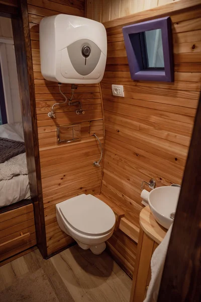 Wohnmobil Badezimmer Mit Toilette Waschbecken Und Holzwänden Stockbild