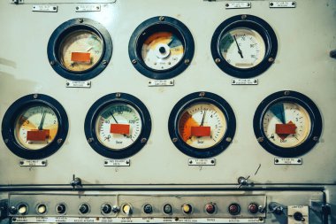 Birçok düğmesi olan bir kontrol panelinin resmi.