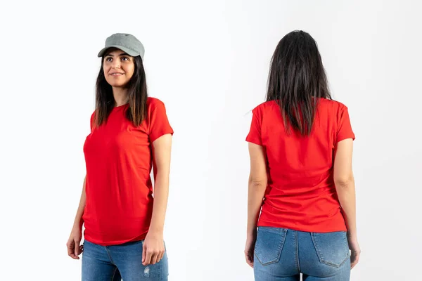 白い赤いTシャツ キャップ 青いジーンズを着た若い女の子 灰色の壁の背景 — ストック写真