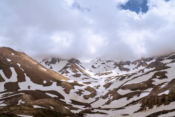 4K aerial video of a forest and mountains with covered snow. Taurus Mountains in Turkey. — Stock Photo, Image