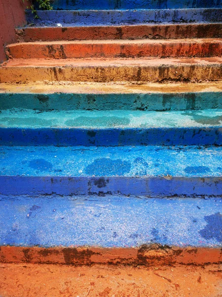 En färgglad smal körbana trappa. Ett fint foto från en gammal stad med trappa. — Stockfoto