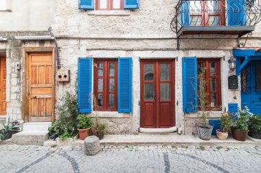 Eski bir evin ahşap kapısı ve pencereleri.