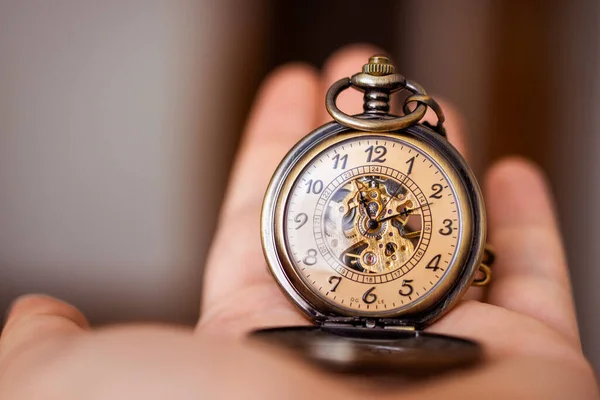 Un hombre sosteniendo un reloj de bolsillo vintage. Concepto de tiempo. —  Fotos de Stock